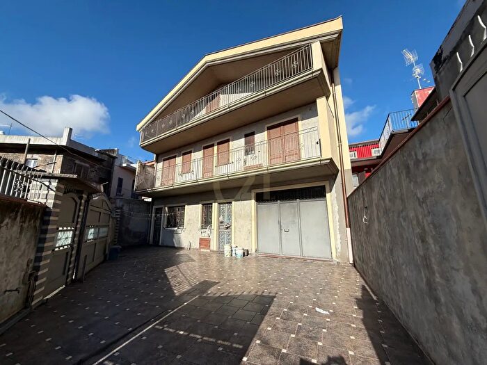 Casa quadrilocale in vendita in Aci Catena