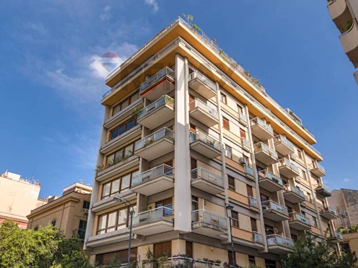 Appartamento con 5 locali in affitto in Via Messina, Politeama Ruggiero Settimo, Palermo