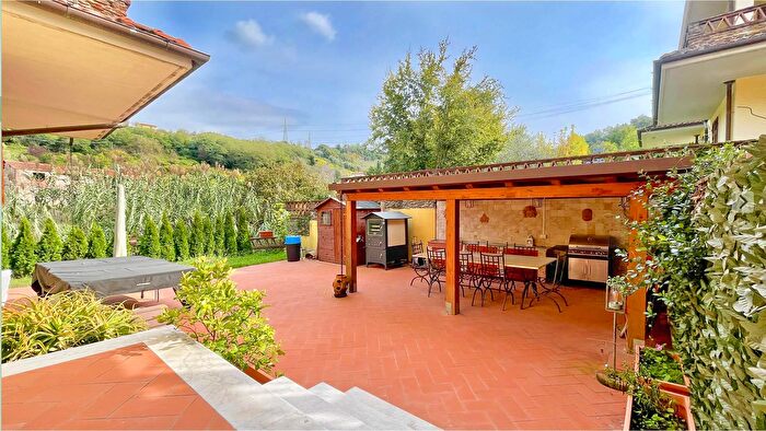 Casa con 8 locali in vendita in Via Casalina, Carrara