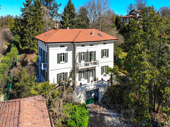 Casa con 8 locali in vendita in Via Camillo Benso Conte di Cavour, Castelletto Sopra Ticino