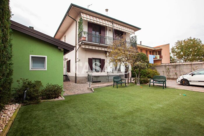 Casa con 9 locali in vendita in Cesano Maderno