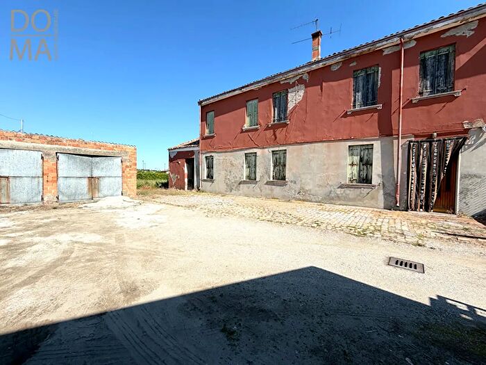 Casa con 7 locali in vendita in Porto Viro
