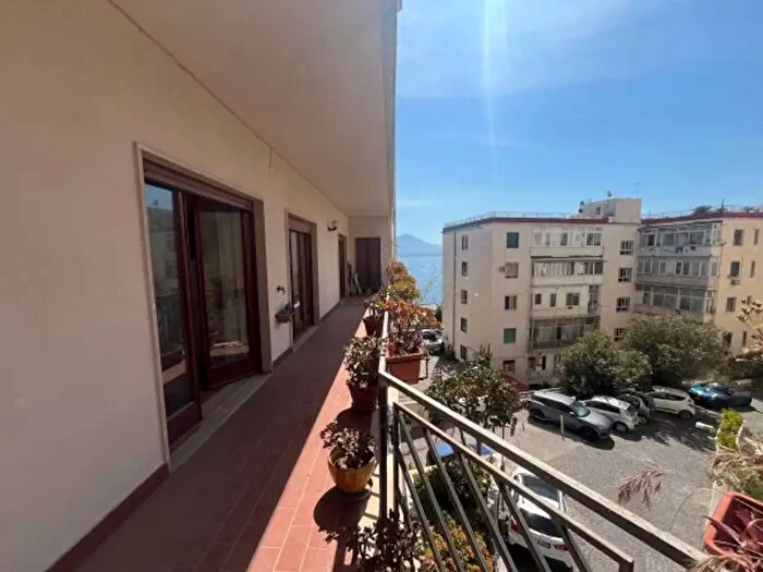 Appartamento con 5 locali in vendita in Via Orazio, Napoli