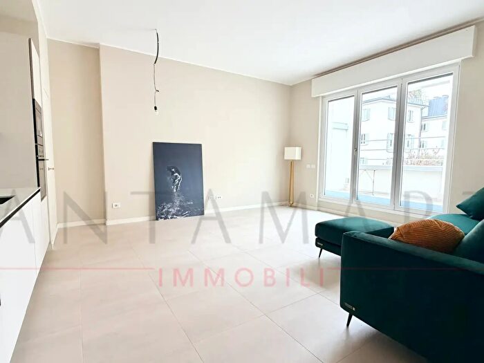 Appartamento trilocale in affitto in Via Lesmi, Milano