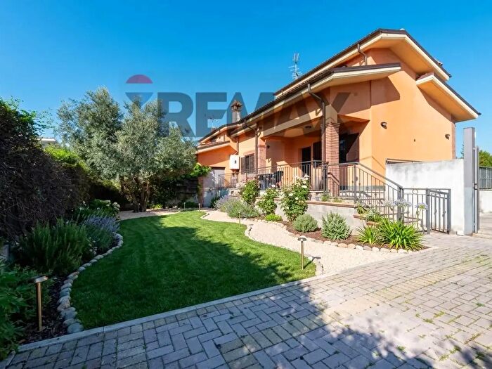 Casa trilocale in vendita in Via Provinciale, Nerola