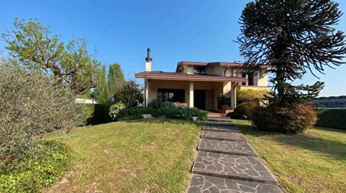 Casa con 8 locali in vendita in Fiesso DArtico