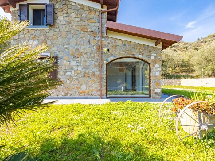 Casa con 7 locali in vendita in Sda Provinciale Località Barbaira, Dolceacqua