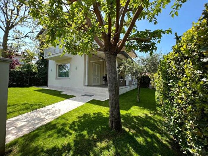 Casa con 6 locali in affitto in Forte Dei Marmi