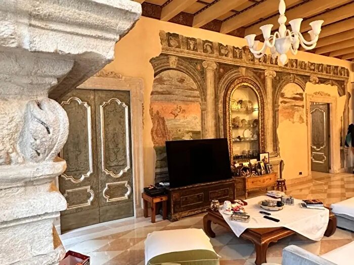 Casa con 8 locali in vendita in Via San Vitale, Verona