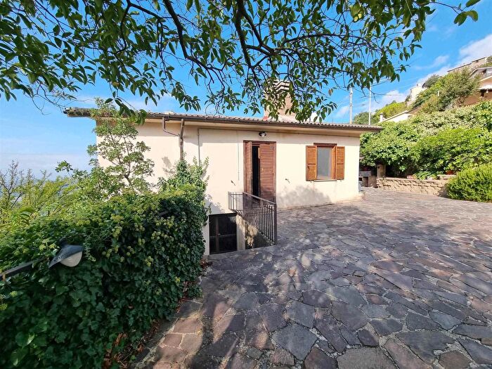 Casa con 12 locali in vendita in Montasola