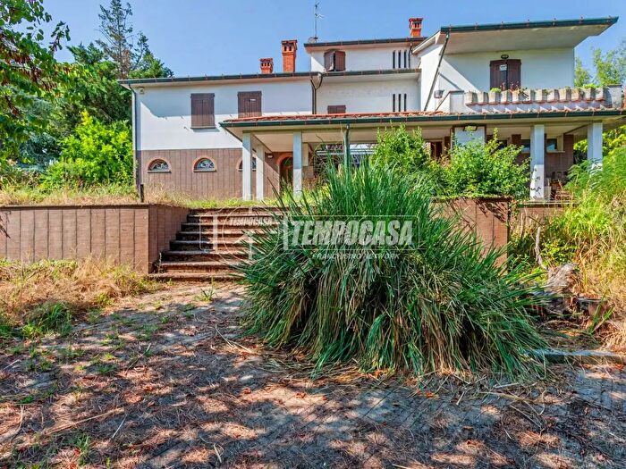 Casa con 8 locali in vendita in Via Pozzo, Faenza