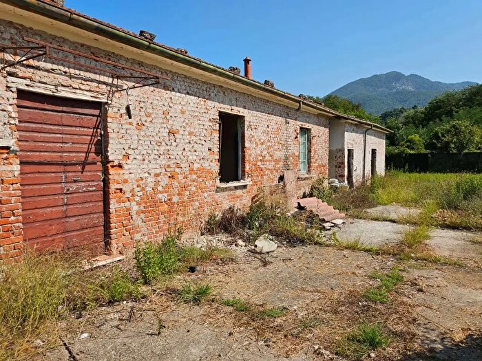 Casa con 6 locali in vendita in Via del Melaro, Massa