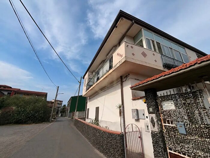 Casa con 8 locali in vendita in Via al Tempio, Camporotondo Etneo
