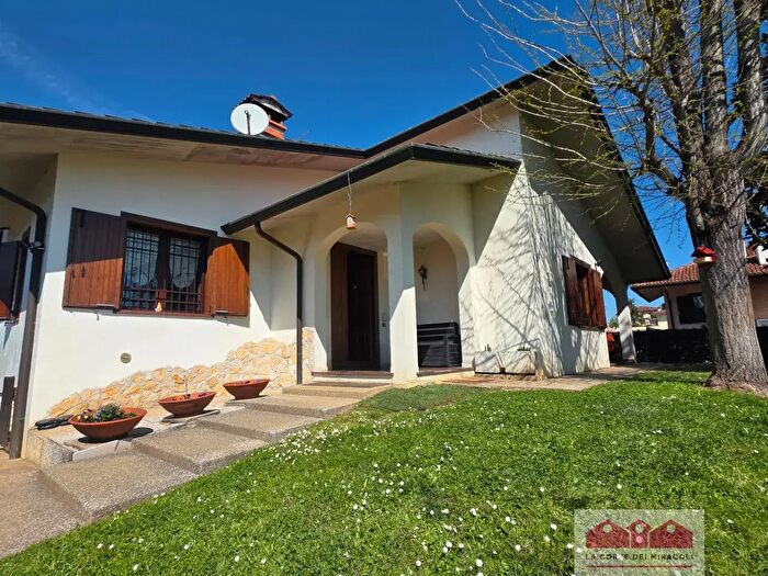 Casa con 6 locali in vendita in Viale Francesco Crispi, Costabissara