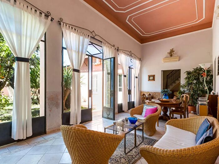 Casa con 16 locali in vendita in Selargius