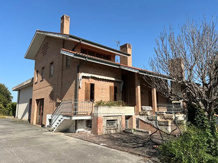Casa con 8 locali in vendita in Solesino