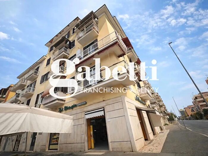 Appartamento trilocale in vendita in Via dei Gelsi, Roma