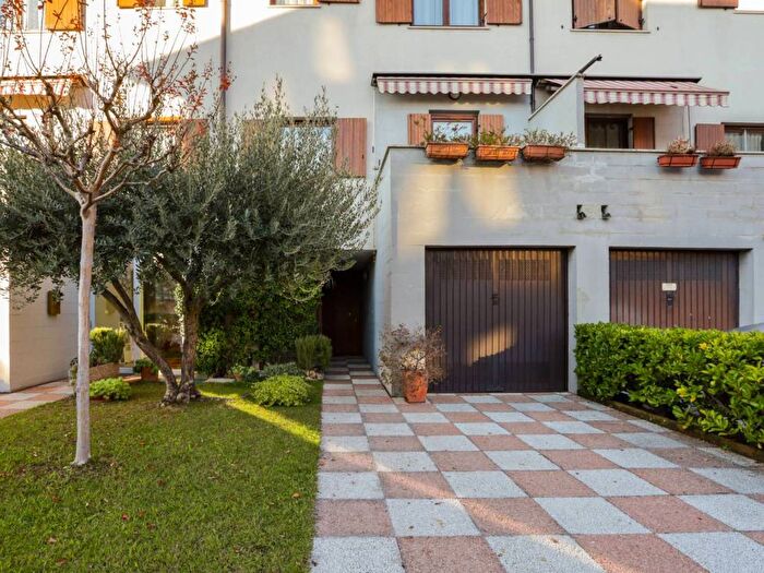 Casa con 6 locali in affitto in Via Zancle, Borgo Nuovo Navigatori, Verona