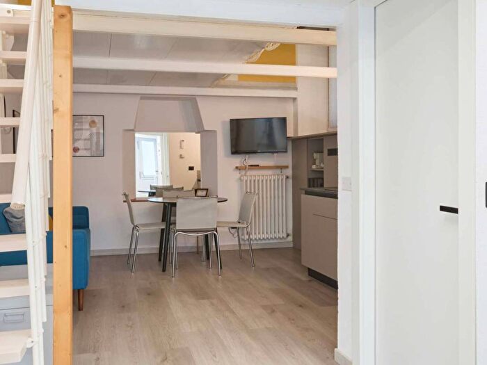 Appartamento monolocale in affitto in Via Federico Confalonieri, Isola, Milano