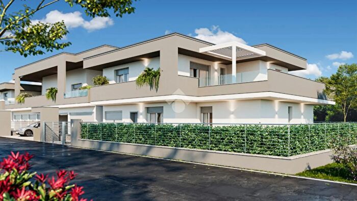 Appartamento quadrilocale in vendita in Via Cattaneo, Arcore