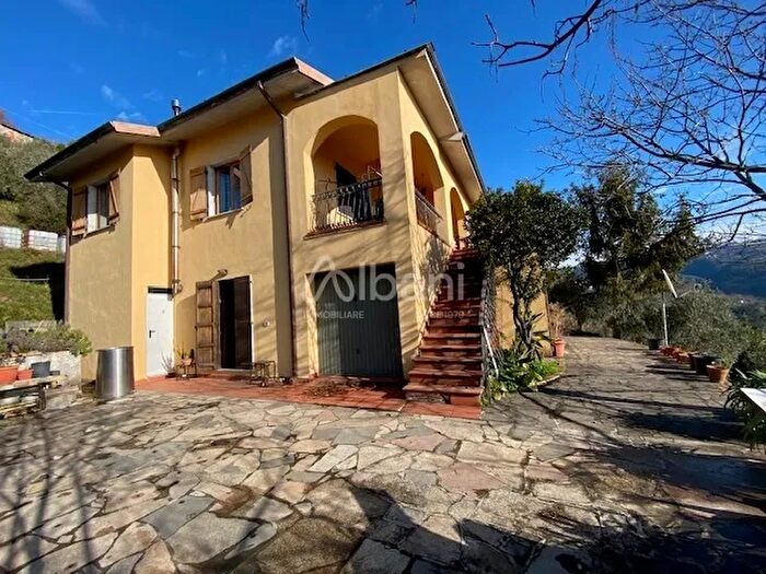 Casa con 9 locali in vendita in Via Monticello, Sarzana