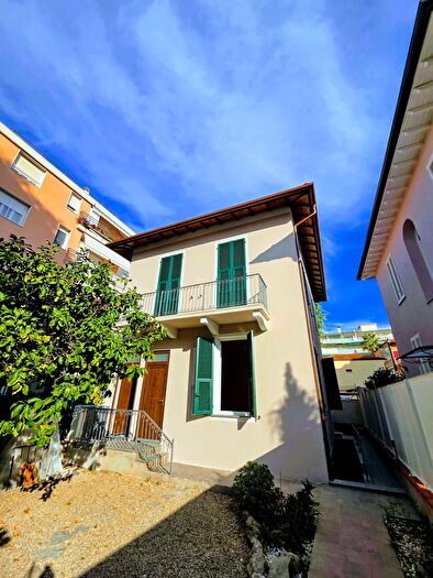 Casa con 10 locali in vendita in Via Jung, Bordighera