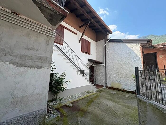 Casa trilocale in vendita in Via II Giugno, Sovere