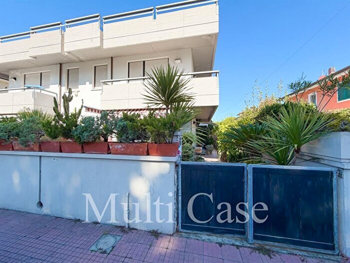 Casa con 8 locali in vendita in Via S Giovanni Bosco, Viareggio