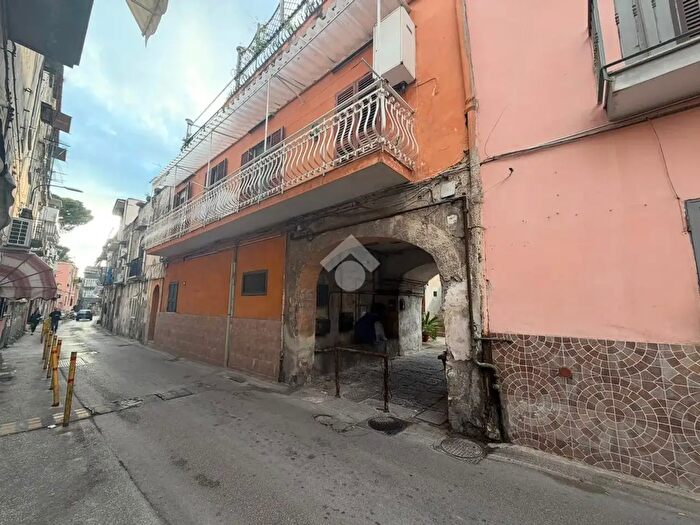 Appartamento trilocale in vendita in Via Giambattista Vela, Napoli