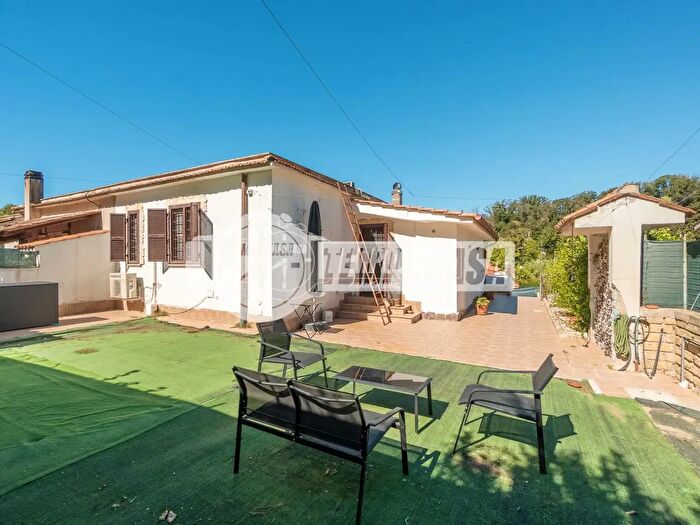 Casa quadrilocale in vendita in Via Bultei, Fiumicino