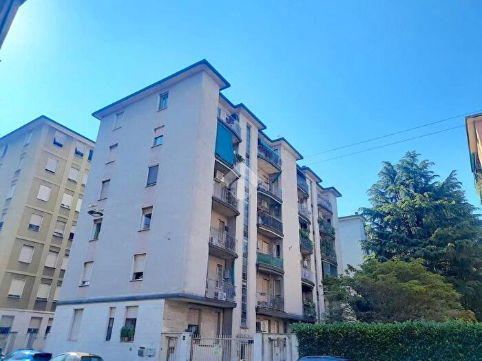 Appartamento trilocale in affitto in Via Privata Ernesto Reinach, Dergano, Milano