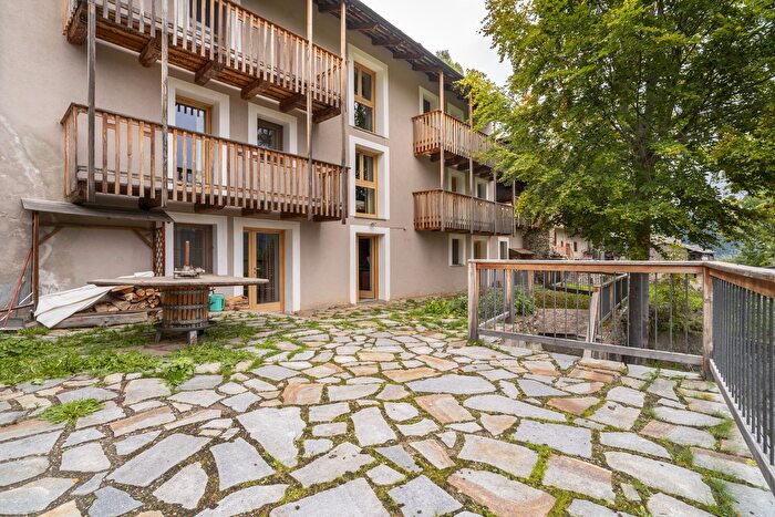 Casa con 6 locali in vendita in Frazione Borgo, Crissolo