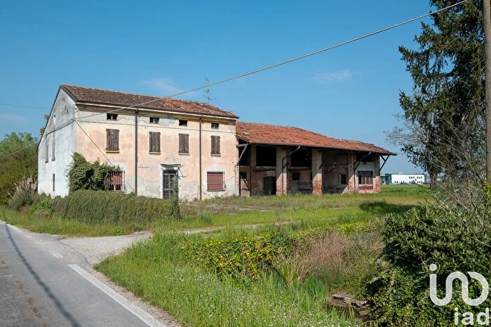 Casa con 9 locali in vendita in Strada Gambina Sotto Snc, Castel Goffredo