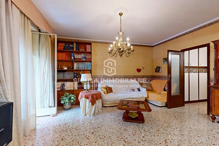 Appartamento con 5 locali in vendita in Piazzale Anelli, Palermo