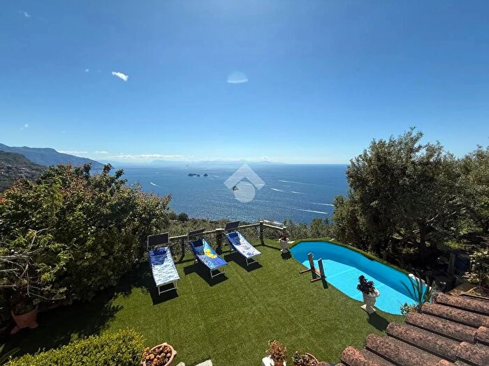 Casa con 6 locali in vendita in Traversa Prima Torsillo, Massa Lubrense