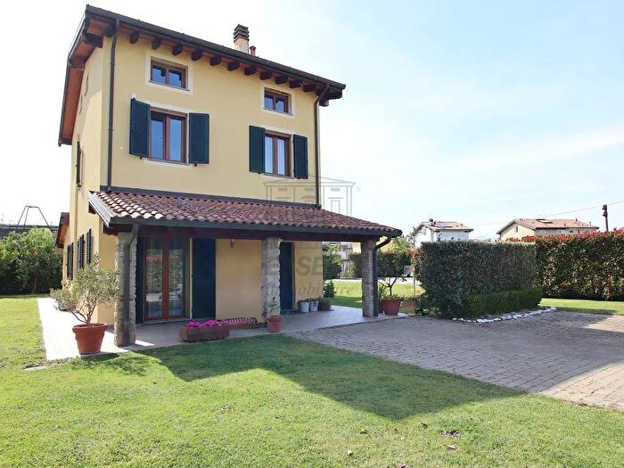 Casa con 7 locali in vendita in Via Lombarda Lammari, Capannori