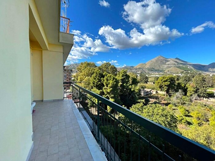 Appartamento trilocale in vendita in Via Niccolò Cento, Palermo