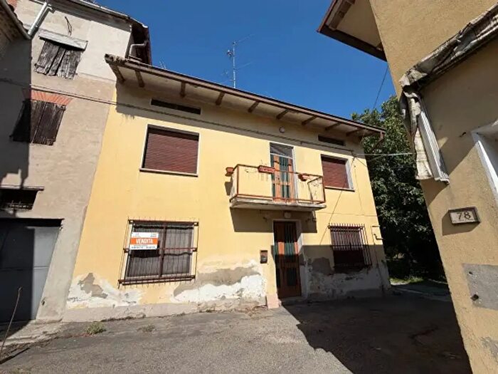 Casa quadrilocale in vendita in Via Provinciale Modena, Novi Di Modena
