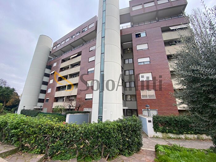 Appartamento trilocale in affitto in Viale Londra, Roma