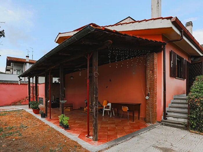 Casa quadrilocale in vendita in Via Pietro Romani, Roma