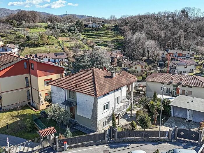 Casa con 6 locali in vendita in Via Polveriera, Villa DAlme