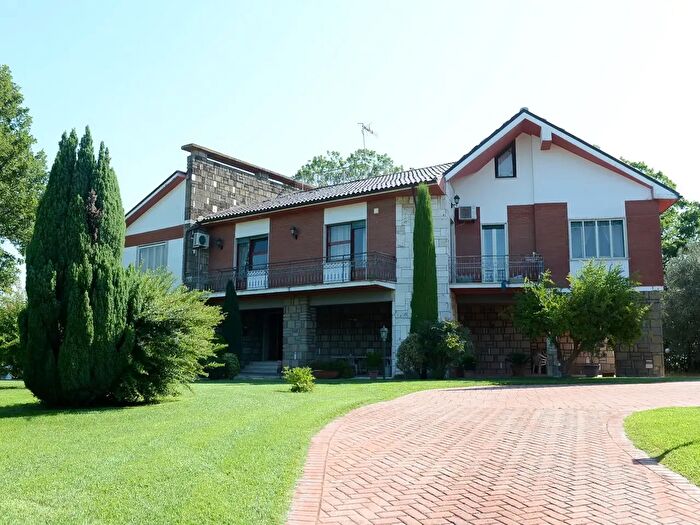 Casa con 8 locali in vendita in Magliano Romano