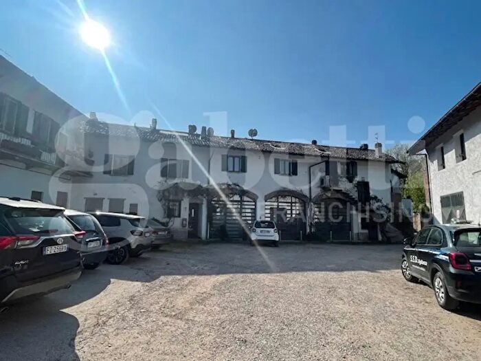 Appartamento trilocale in affitto in Via Merula, Milano