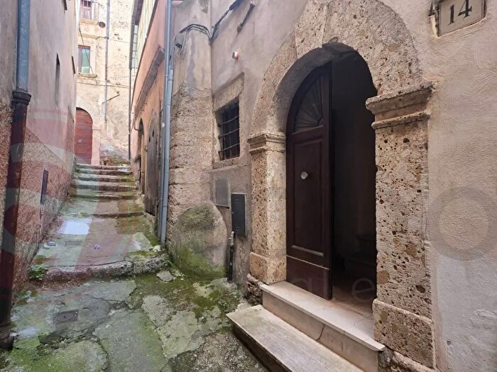 Casa con 8 locali in vendita in Via Lucio Fadio, Arpino