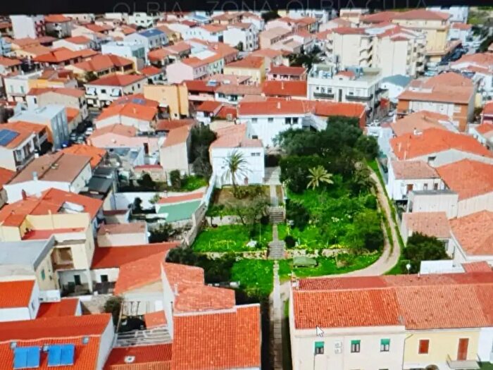 Casa con 18 locali in vendita in Centrale, Olbia