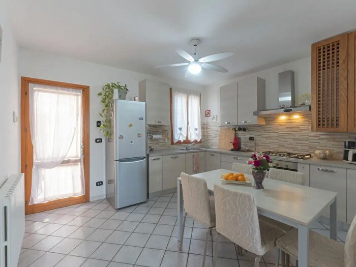 Casa quadrilocale in vendita in Via San Venanzio, Galliera