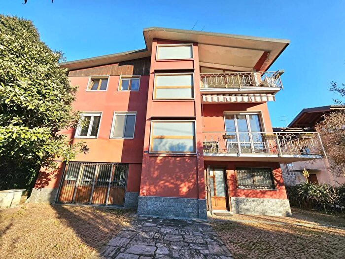 Casa con 9 locali in vendita in Via Milano, Leggiuno