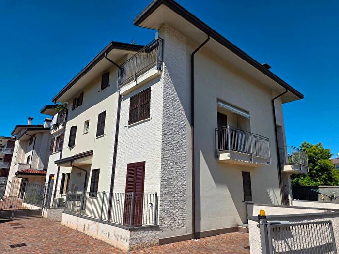 Appartamento trilocale in affitto in via Morandi G, Uboldo