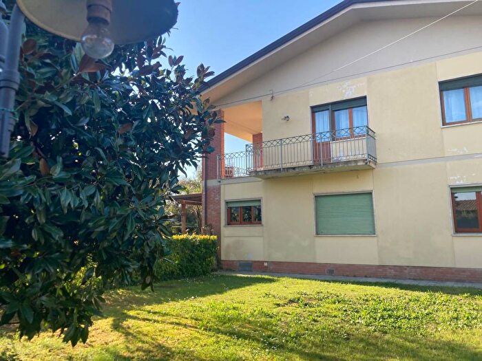 Casa con 6 locali in affitto in Via Versilia, Vittoria Apuana, Forte dei Marmi