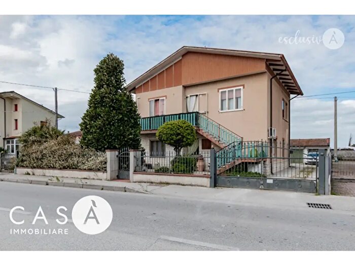 Casa con 8 locali in vendita in Via Cesenatico, Cesenatico